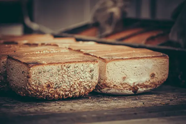 Свежеиспеченные Буханки Хлеба Выброшены Сковороды Вверх Ногами Деревянный Стол Пекарни Стоковое Фото