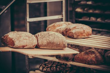 Taze pişmiş ekmek fırındaki ahşap bir rafa itilir.