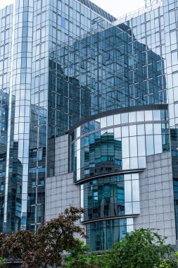 Brüksel, Belçika ve Avrupa 'da Avrupa semtindeki modern bir ofis binasının cam cepheleri, dikey