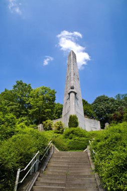 Liege, Belçika, 20.05.2024: Mavi gökyüzünün altındaki 14. hat alayının anıtı. Dikey.