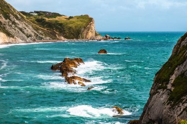 Man O 'War Beach Jurassic Coast, Dorset, İngiltere' deki Durdle Door 'un yanında. Jurassic Coast kayalarıyla çevrili sahne bölümü.. 