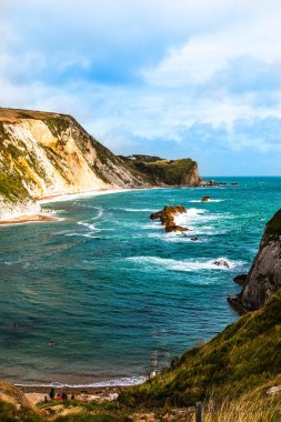 Man O 'War Beach Jurassic Coast, Dorset, İngiltere' deki Durdle Door 'un yanında. Jurassic Coast kayalarıyla çevrili sahne bölümü.. 