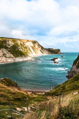 Man O 'War Beach Jurassic Coast, Dorset, İngiltere' deki Durdle Door 'un yanında. Etrafı Jurassic Coast kayalarıyla çevrili. Dikey.