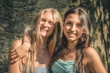 Güneşli bir yaz öğleden sonrasında iki genç kız arkadaş