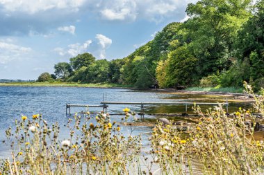 Göl kıyısında ya da iskelede. Almanya, Avrupa 'da Baltık Denizi' ndeki Holnis yarımadasında çekildi..