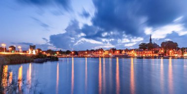 Mavi saatte Almanya 'nın küçük Kappeln kasabasının ufuk çizgisi manzarası. Şehir, Almanya 'nın en güzel tatil bölgelerinden biri olan Baltık Denizi Fjord Schlei' de yer almaktadır..