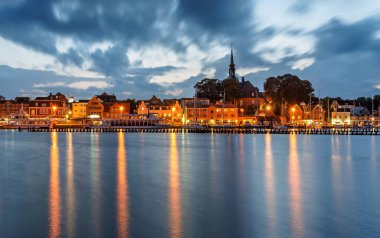 Mavi saatte Almanya 'nın küçük Kappeln kasabasının ufuk çizgisi manzarası. Şehir, Almanya 'nın en güzel tatil bölgelerinden biri olan Baltık Denizi Fjord Schlei' de yer almaktadır..