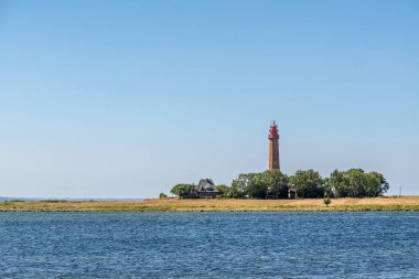 Almanya 'da bir yaz günü Fehmarn Baltık Denizi' nde Deniz Feneri Fluegge (Flugge). Fehmarn, Baltık Denizi 'ndeki en büyük üçüncü Alman adasıdır..