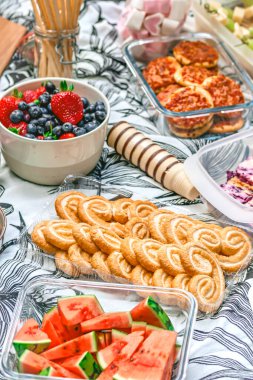 Çeşitli el yiyecekleri, ekmek, domates, kavun, dikey