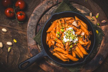 Radicchio, şam fıstığı, ricotta ve biberli makarna, İtalyan vejetaryen makarnası.