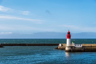 Fransa 'da Brittany' de Le Guilvinec 'in deniz feneri ve liman girişi