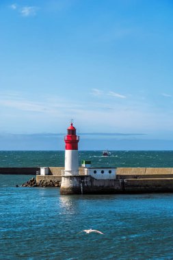 Fransa 'da Brittany' de Le Guilvinec 'in deniz feneri ve liman girişi dikey.