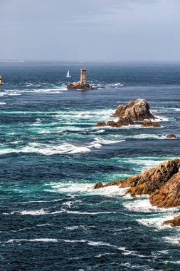 Batı Brittany, Fransa 'daki Pointe du Raz. Turist eğlencesi. Dikey.