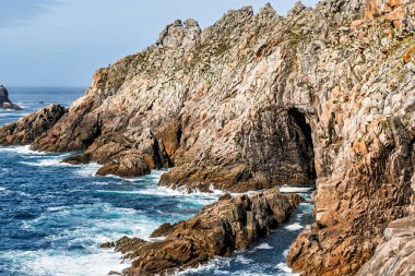 Batı Brittany, Fransa 'daki Pointe du Raz. Turist eğlencesi.