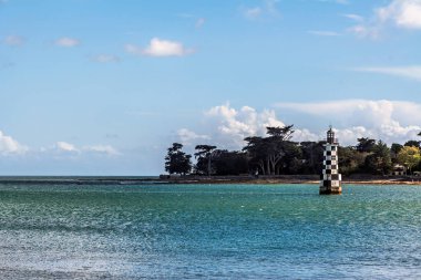 Yazın İngiltere 'de Ile Tudy' nin siyah beyaz deniz feneri