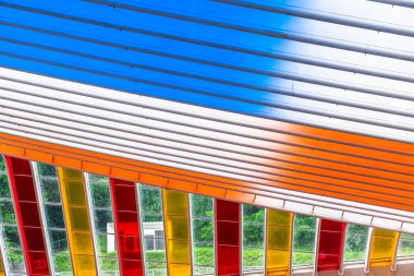 Liege, Belçika - 20.05.2024: Boyalı camlı pencereli Guillemins istasyonunun modern çatısı. İstasyon mimar Santiago Calatrava tarafından tasarlandı ve 2009 yılında açıldı..