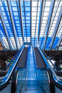 Liege, Belçika - 20.05.2024: Guillemins istasyonunda yürüyen merdiven. İstasyon mimar Santiago Calatrava tarafından tasarlandı ve 2009 yılında açıldı..