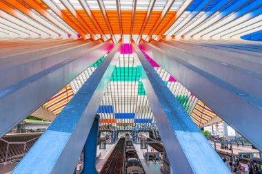 Liege, Belçika - 20.05.2024: Boyalı camlı pencereli Guillemins istasyonunun modern çatısı. İstasyon mimar Santiago Calatrava tarafından tasarlandı ve 2009 yılında açıldı..