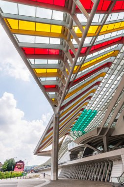 Li? ge, Belçika - 20.05.2024: boyalı camlı Guillemins istasyonu. İstasyon mimar Santiago Calatrava tarafından tasarlandı ve 2009 yılında açıldı..