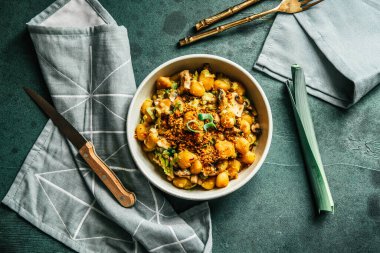 Kremalı mantar soslu Gnocchi. Taze soğan ve çıtır ekmek kırıntısı, yeşil arka plan, üst manzara.