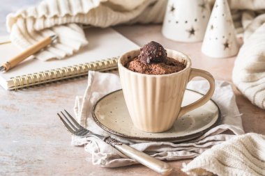 Çikolatalı kek, kremalı beyaz örtülü pralin kaplamalı.