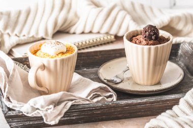 Balkabağı aromalı ve çikolatalı kek kremalı beyaz örtülü arka planda