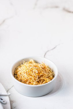 Yağda kızartılmış Kadayif pastası, lezzetli tatlı tatlılar için ince hamur iplikleri, Türk mutfağı.