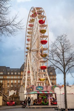 Mannheim, Almanya, 28.02.2025: Friedrichsplatz 'daki panayırın dönme dolabı. Dikey.