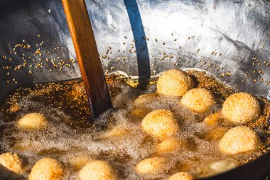 Asyalı wantanlar, hamur tatlısı, tavada kızgın yağda kızarır ve karıştırılır, Tayland sokak yemekleri.