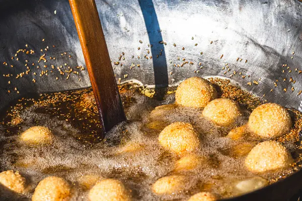 Asyalı wantanlar, hamur tatlısı, tavada kızgın yağda kızarır ve karıştırılır, Tayland sokak yemekleri.