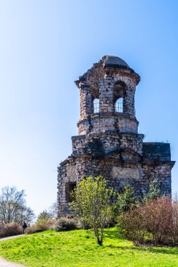Schwetzingen, Almanya 'daki şato parkında, güneşli bir bahar günü, mavi gökyüzü, dikey
