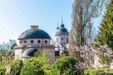 Schwetzingen, Almanya 'daki şato bahçesinde pembe cami, güneşli bir bahar gününde mavi gökyüzü, kopyalama alanı