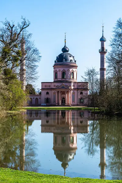 Schwetzingen, Almanya 'daki şato bahçesinde pembe cami, güneşli bir bahar günü, mavi gökyüzü, dikey