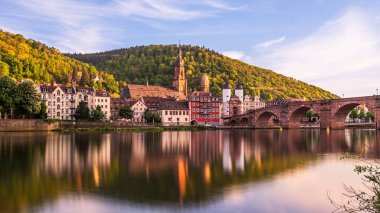 Almanya, Heidelberg 'de eski bir köprü, ilkbaharda güzel bir akşam güneşi altında