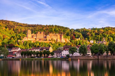 Heidelberg Şatosu, Almanya, Neckar Nehri 'nin üzerinde ilkbaharda güzel bir akşam güneşi altında