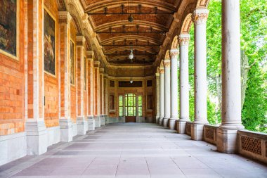 Baden Baden, Almanya, 24.05.2025: Kurhaus spa kompleksindeki Trinkhalle (pompa evi), Heinrich Huebsch tarafından 1839-1842 yılları arasında inşa edilmiştir..