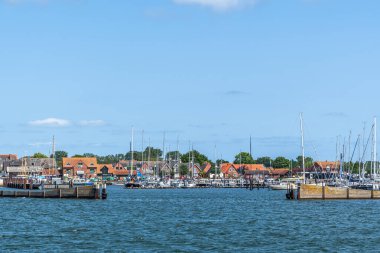 Maasholm, Almanya - 11,06.2025: Almanya 'nın kuzeyinde Schleswig-Holstein eyâletinde, Baltık Denizi' ndeki güzel Maasholm köyüne bakın