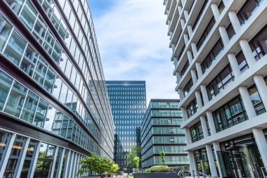 Büyük bir şehrin iş bölgesinde modern ofis binaları.