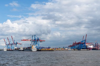 Hamburg, Almanya, 16.06.2025: Hamburg limanındaki Burchardkai konteyner terminalinde vinçler. 