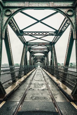Lindaunis Köprüsü Almanya 'nın kuzeyinde Schleswig-Holstein eyâletinde, Alman Schlei Nehri' ni geçen bir basküle köprüdür. Yakında yıkılacak ve yerini daha büyük bir köprü alacak..