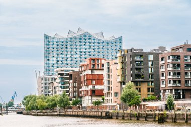 Hamburg, Almanya, 16.06.2025: Hamburg 'daki Elbphilharmonie Konser Salonu, Hafencity binalarının arkasında