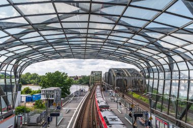 Hamburg, Almanya, 16.06.2025: Hamburg Elbbruecken tren istasyonu