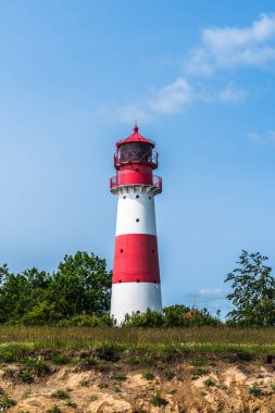 Almanya 'nın kuzeyinde Schleswig-Holstein eyâletinde kırmızı ve beyaz deniz feneri Falsholeft. Kopyalama alanı ile dikey.