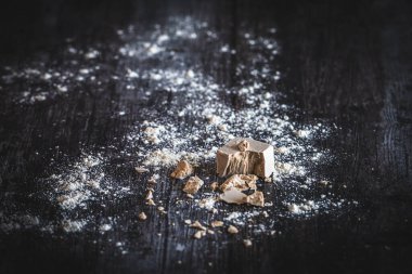 Siyah arka planda taze maya kırıntıları ve un.