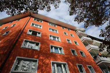 Münih 'te güzel evler, mavi gökyüzü, tavan arası ve yeni bina.