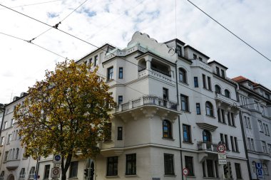 Münih 'te güzel evler, mavi gökyüzü, tavan arası ve yeni bina.