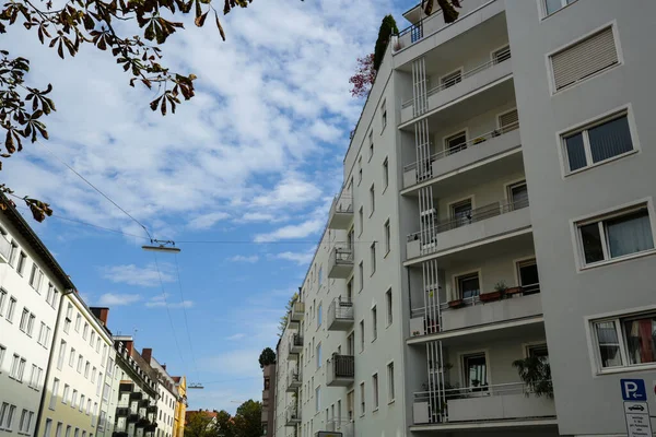 Прекрасні Будинки Мюнхені Блакитне Небо Горище Новий Будинок — стокове фото