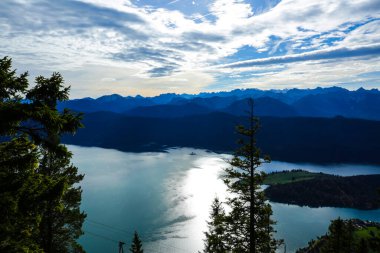 Herzogstand (1731 metre) Münih 'in en ünlü yerel dağlarından biridir ve zirvenin muhteşem manzarasını sunar..