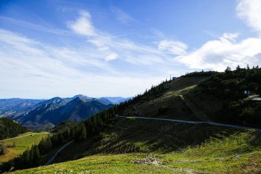 Herzogstand (1731 metre) Münih 'in en ünlü yerel dağlarından biridir ve zirvenin muhteşem manzarasını sunar..