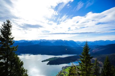 Herzogstand (1731 metre) Münih 'in en ünlü yerel dağlarından biridir ve zirvenin muhteşem manzarasını sunar..